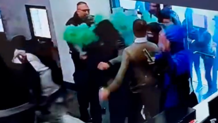 Un grupo de encapuchados entró con bombos y bengalas al Tribunal de Faltas.