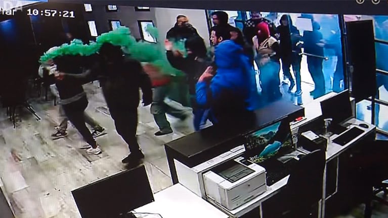 Un grupo de encapuchados entró con bombos y bengalas al Tribunal de Faltas.
