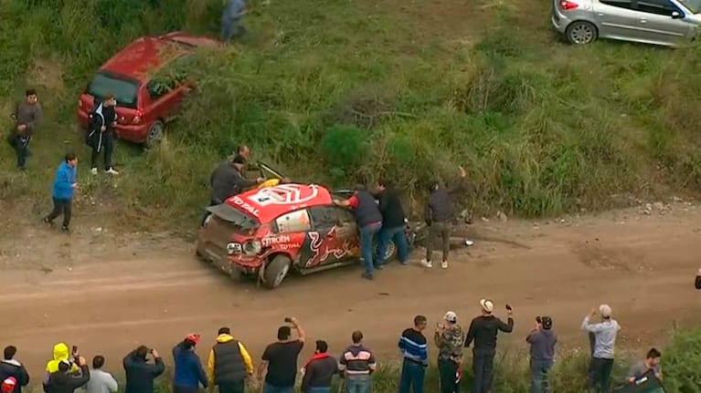 Un grupo de espectadores se metió a la pista para asistir a Lappi. Uno de ellos, a pura selfie.