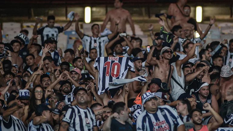 Un grupo de hinchas de Talleres no tenían entradas y saltaron rejas para ingresar al predio.