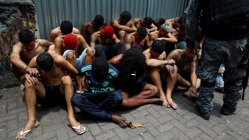 Un grupo de integrantes del Comando Vermelho luego de entregarse en el complejo Alemão, en Río de Janeiro.