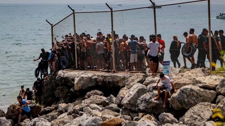 Un grupo de migrantes irrumpe en Ceuta (Foto: AP)