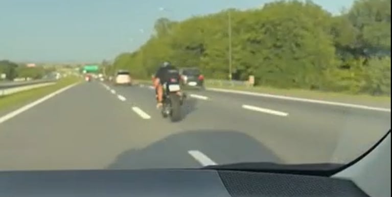 Un grupo de motos filmado haciendo maniobras imprudentes en la autopsita.