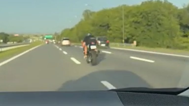 Un grupo de motos filmado haciendo maniobras imprudentes en la autopsita.