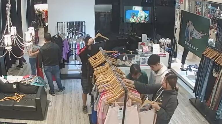 Un grupo de personas ingresó a un local de ropa, robó ropa en bolsas y se fue.