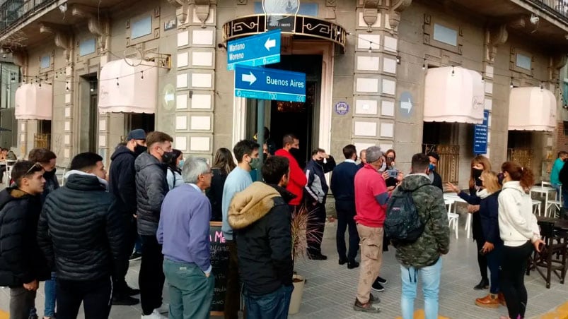 Un grupo de personas no dejó que los inspectores clausuraran el bar Meroi. (Foto: Villa María Ya)