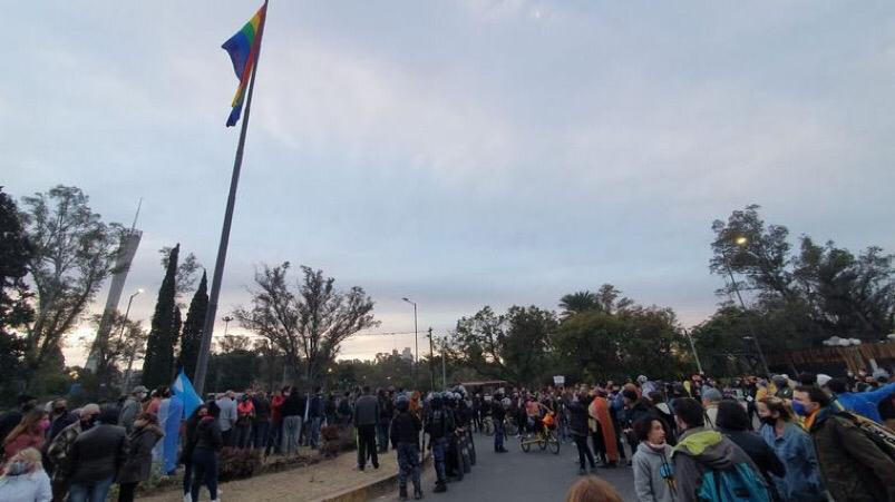 Un grupo de personas rompió la placa que había en la base del mástil junto a la bandera.