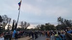 Un grupo de personas rompió la placa que había en la base del mástil junto a la bandera.