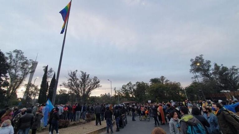 Un grupo de personas rompió la placa que había en la base del mástil junto a la bandera.