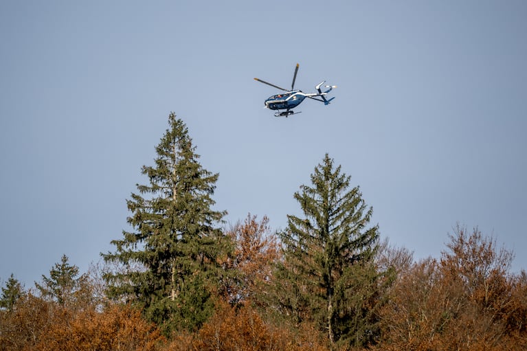 Un helicóptero busca a Deborah Pel tras el crimen de los nenes. (Foto: AFP/Fabrice Coffrini).