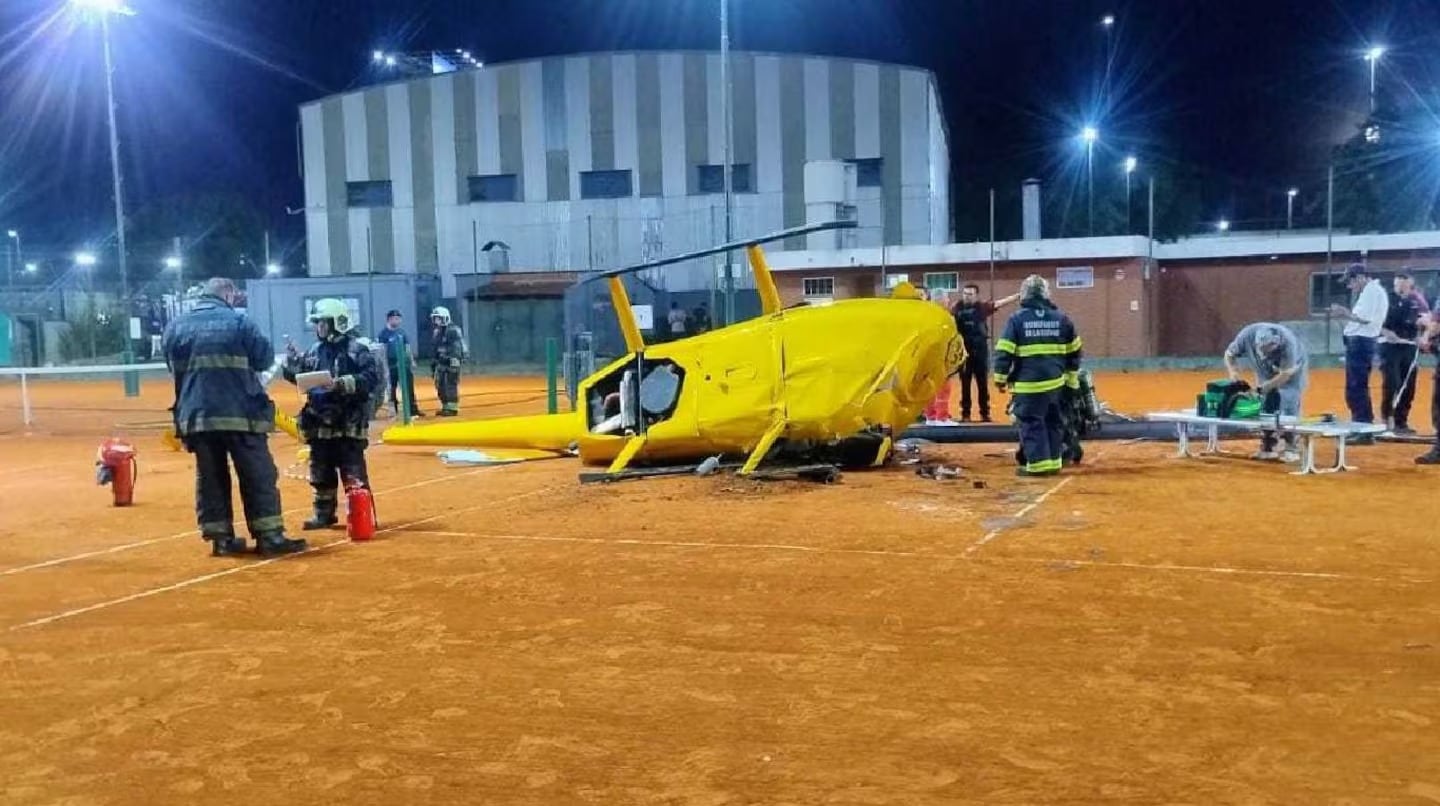 Un helicóptero cayó en una cancha de tenis.