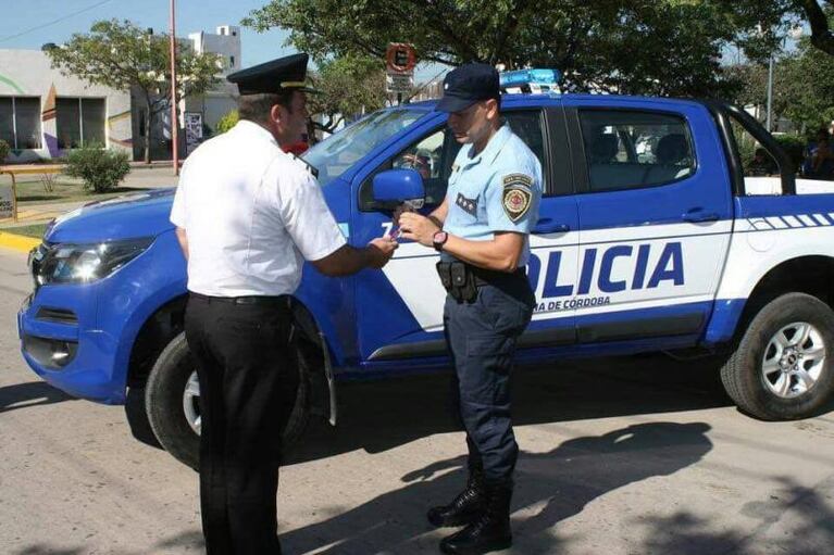 Un héroe de traje azul: un policía salvó a una nena que se ahogó