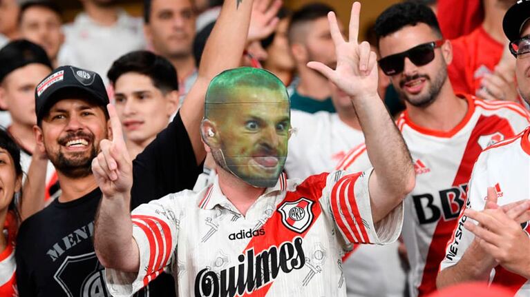 Un hincha de River, con la careta de Benedetto en Emiratos Árabes.