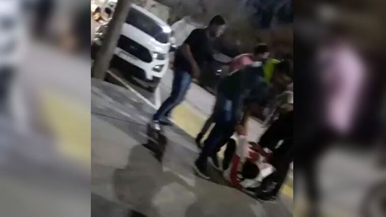 Un hincha de River recibió un puntazo y cayó desvanecido sobre la vereda.