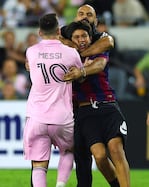 Un hincha entró a la cancha para saludar a Leo pero en pocos segundos fue interceptado.