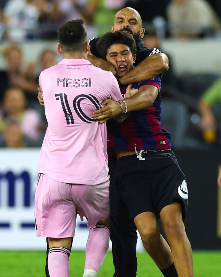 Un hincha entró a la cancha para saludar a Leo pero en pocos segundos fue interceptado.