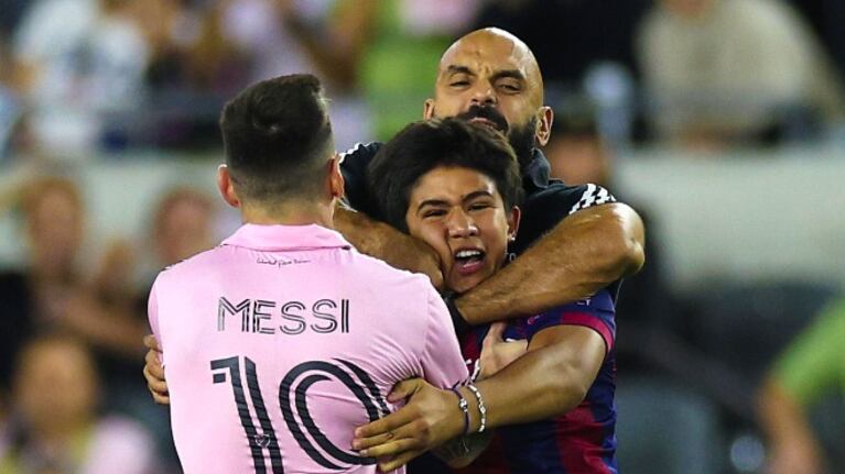 Un hincha entró a la cancha para saludar a Leo pero en pocos segundos fue interceptado.