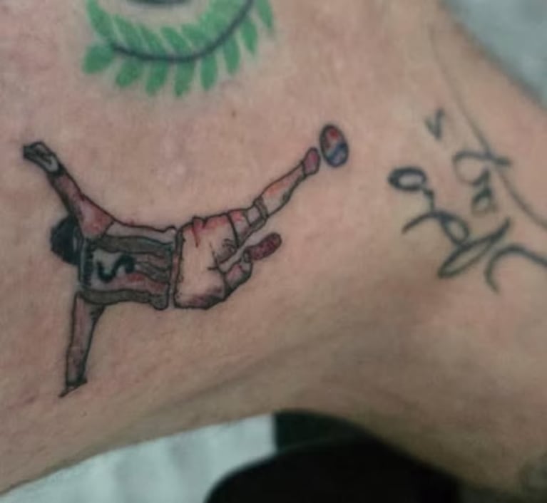 Un hincha se tatuó el legendario quite de Paredes contra Egipto: la reacción del jugador
