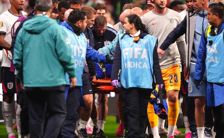 Un histórico de Inglaterra se cayó y sufrió una absurda lesión en los festejos contra México: el video