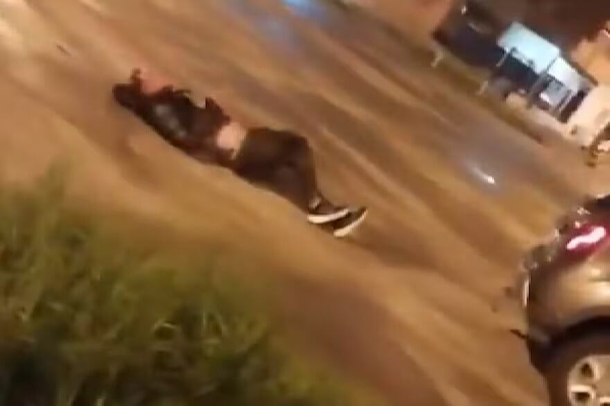 Un hombre acusado de robarle a una mujer fue arrastrado durante una cuadra.
