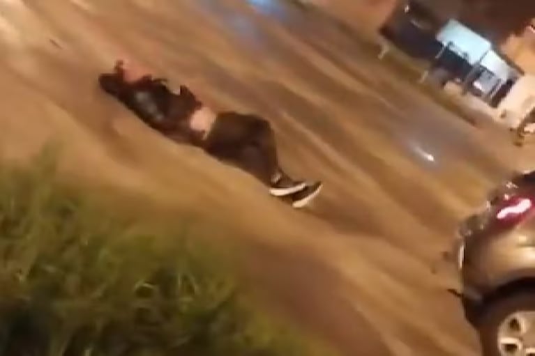 Un hombre acusado de robarle a una mujer fue arrastrado durante una cuadra.