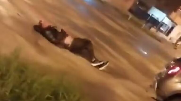 Un hombre acusado de robarle a una mujer fue arrastrado durante una cuadra.