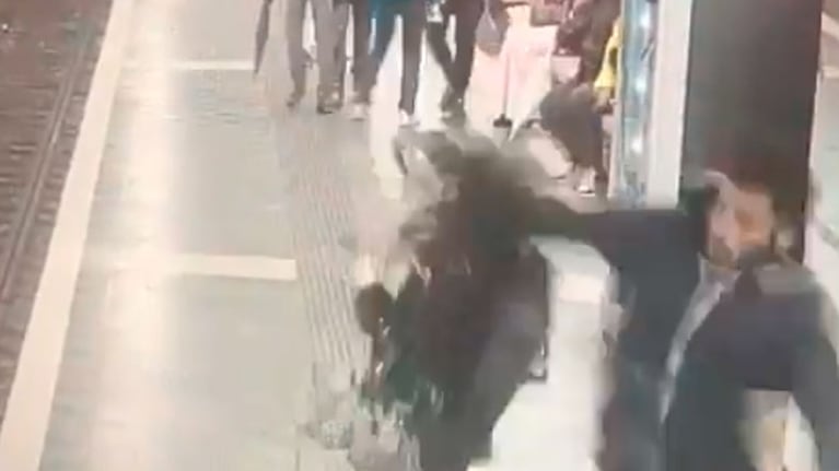Un hombre agredió a varias mujeres que esperaban el subte.