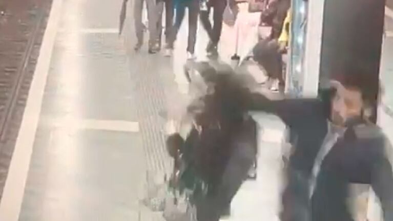 Un hombre agredió a varias mujeres que esperaban el subte.