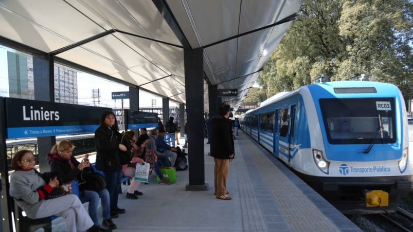 Un hombre caminaba distraído al borde de las vías y un tren lo atropelló.