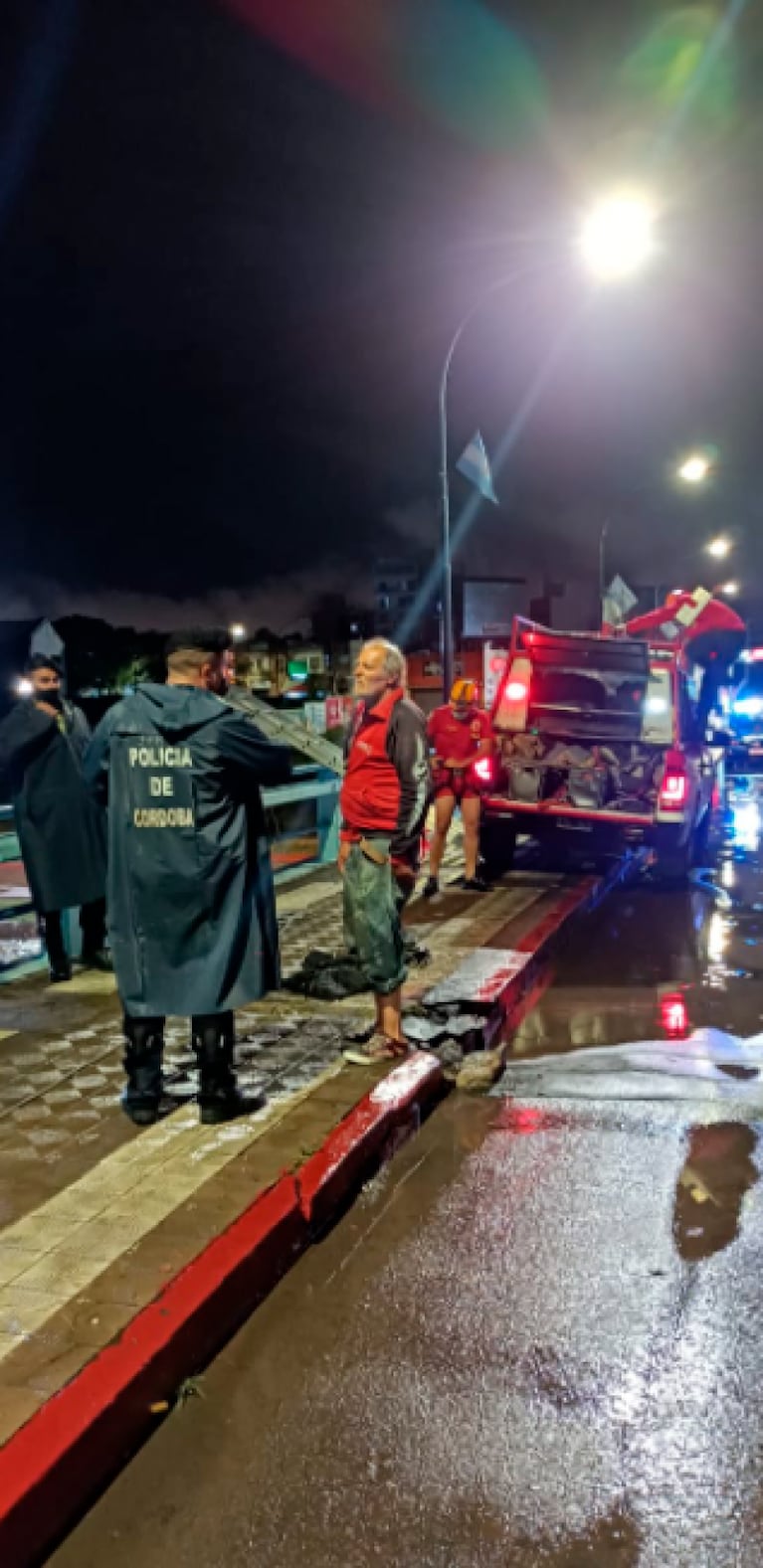 Un hombre cayó al río Suquía y quedó sostenido por una columna: el video del rescate