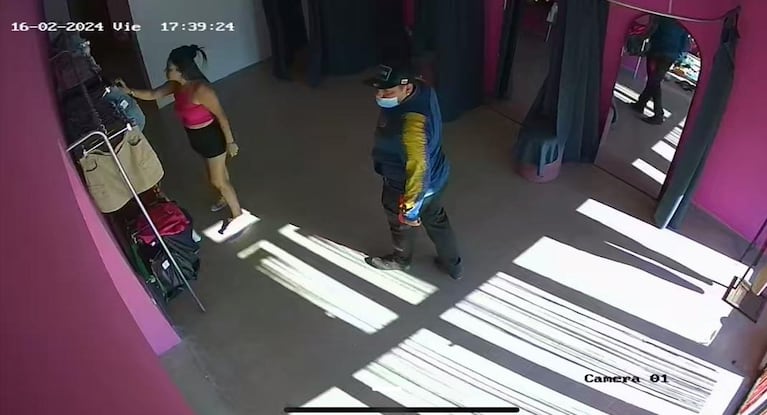 Un hombre con campera azul y barbijo entró a robar.