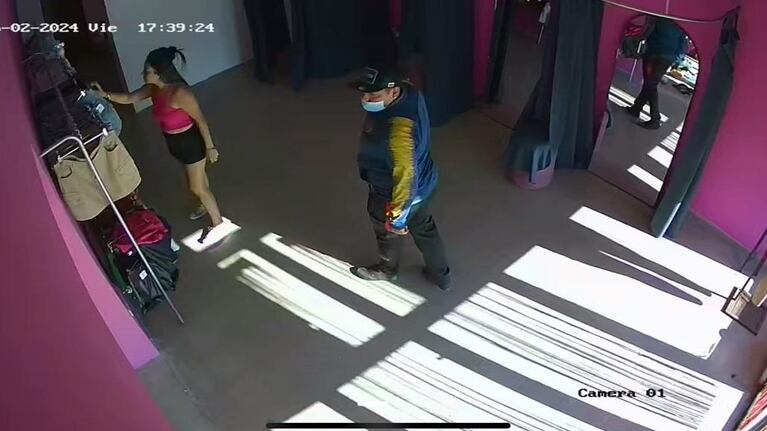 Un hombre con campera azul y barbijo entró a robar.