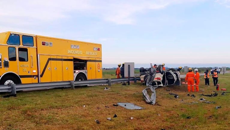Un hombre de 28 años murió tras un vuelco en la autopista Córdoba-Rosario. (Foto: Bomberos Bell Ville)