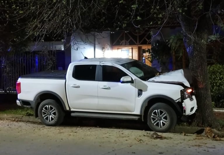 Un hombre de 58 años murió tras estrellarse contra un árbol.