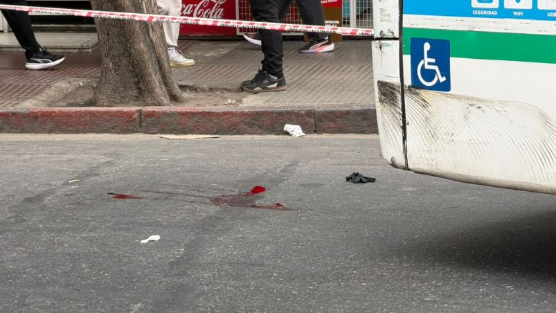 Un hombre de 70 años fue atropellado por un colectivo en la esquina de Chacabuco e Illia. (El Doce/Belén Dalmazzo)