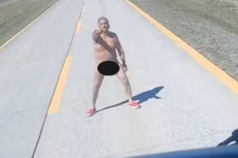 Un hombre desnudo atacó a conductores argentinos en Chile. (Imagen: Captura La Nación).