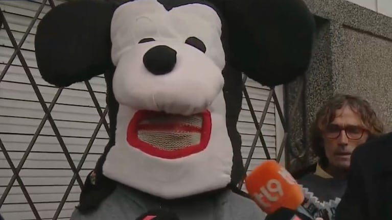 Un hombre disfrazado salió de la casa y habló con los medios.