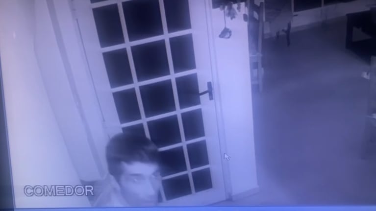 Un hombre entró al patio de una casa y tomó una computadora y una consola de juegos.