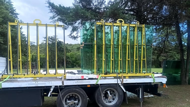 Un hombre fue aplastado por varias placas de vidrio.