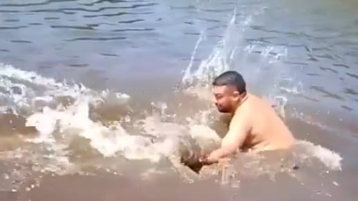 Un hombre fue sorprendido por un cocodrilo mientras se refrescaba en el río. 