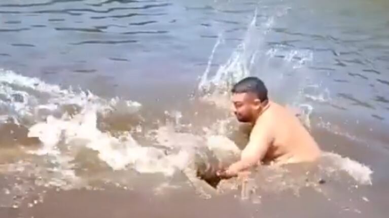 Un hombre fue sorprendido por un cocodrilo mientras se refrescaba en el río.