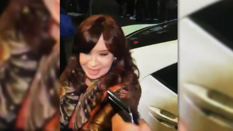 Un hombre gatilló un arma en la cabeza de Cristina Kirchner.