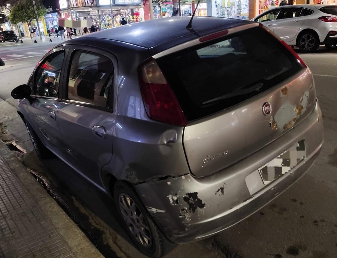 Un hombre golpeó a una mujer en el interior de un auto en Jesús María.