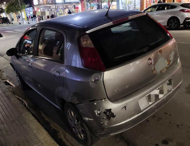 Un hombre golpeó a una mujer en el interior de un auto en Jesús María.