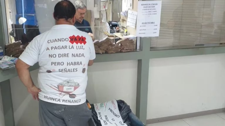 Un hombre llevó una carretilla con plata a una cooperativa y reveló un fraude