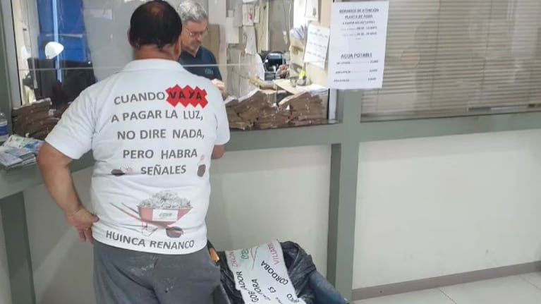 Un hombre llevó una carretilla con plata a una cooperativa y reveló un fraude