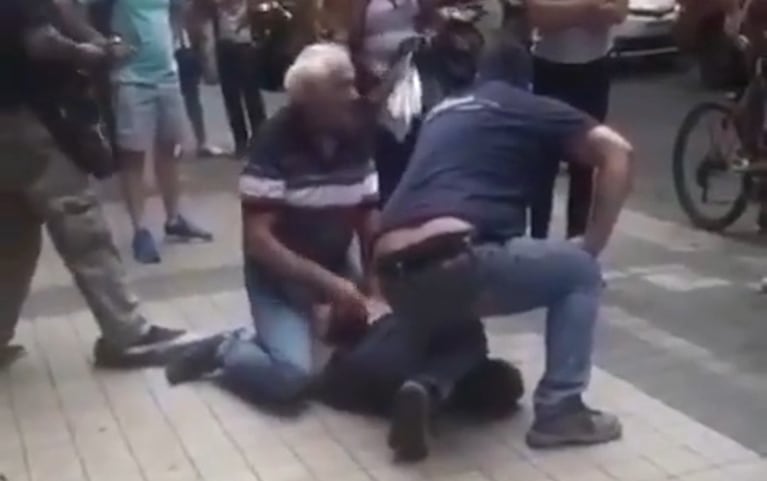 Un hombre mayor retuvo al ladrón en el piso hasta que llegó la Policía.