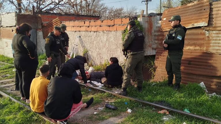 Un hombre murió cerca de las vías del tren e investigan un asesinato.