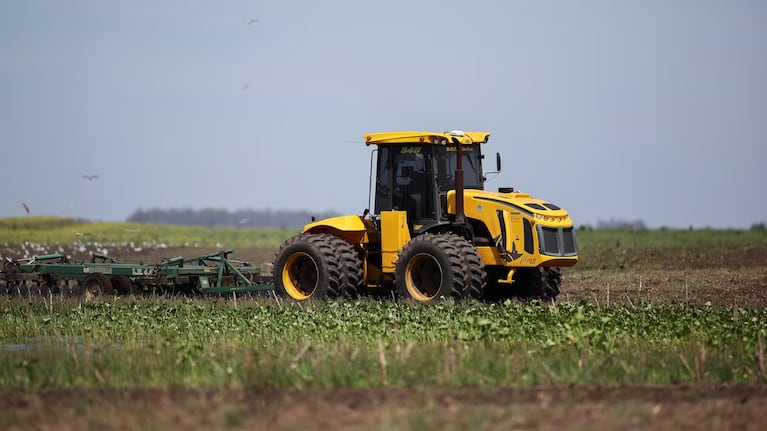 Un hombre murió decapitado tras chocar contra un tractor (Imagen ilustrativa)