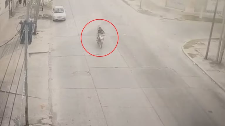 Un hombre murió degollado por un cable mientras andaba en moto.